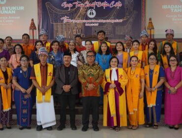 Wakil Gubernur Kepulauan Riau Nyanyang Haris Pratamura berfoto bersama pengurus dan jemaat Gereja Toraja Jemaat Batam Center di Gedung Sosialisasi Tongkonan, Batam dalam acara pengucapan syukur tahunan gereja tersebut, Sabtu (8/8/2026). 