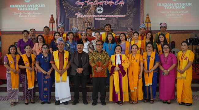 Wakil Gubernur Kepulauan Riau Nyanyang Haris Pratamura berfoto bersama pengurus dan jemaat Gereja Toraja Jemaat Batam Center di Gedung Sosialisasi Tongkonan, Batam dalam acara pengucapan syukur tahunan gereja tersebut, Sabtu (8/8/2026). 