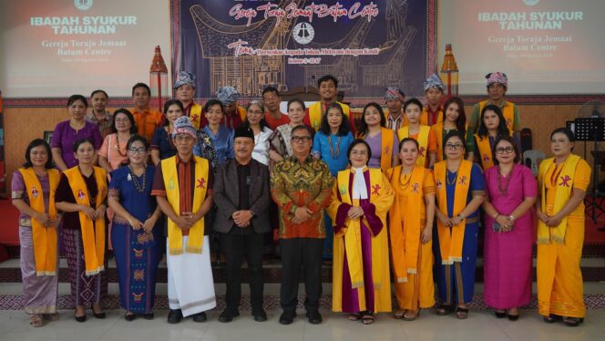
					Wakil Gubernur Kepulauan Riau Nyanyang Haris Pratamura berfoto bersama pengurus dan jemaat Gereja Toraja Jemaat Batam Center di Gedung Sosialisasi Tongkonan, Batam dalam acara pengucapan syukur tahunan gereja tersebut, Sabtu (8/8/2026). 