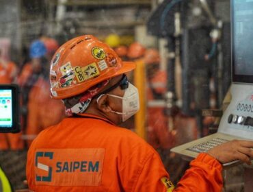 Seorang pekerja di proyek pemotongan baja di PT Saipem Indonesia Karimun Yard. Kepala Perwakilan BI Provinsi Kepri, Rony Widijarto menyampaikan sektor industri masih menjadi penopang utama pertumbuhan ekonomi di Kepulauan Riau. (Dokumen DISKOMINFO KEPRI/Ziqri)