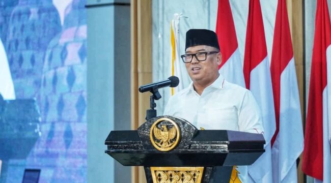 Wakil Gubernur Kepri Nyanyang Haris Pratamura menyampaikan pidato dalam Dialog Wawasan Kebangsaan diselenggarakan Dewan Pimpinan Pusat Perkumpulan Kekerabatan Sulawesi Selatan (PKSS) di Auditorium Politeknik Negeri Batam, Kamis (13/8/2026). 