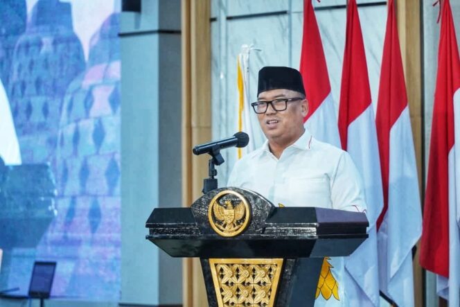 
					Wakil Gubernur Kepri Nyanyang Haris Pratamura menyampaikan pidato dalam Dialog Wawasan Kebangsaan diselenggarakan Dewan Pimpinan Pusat Perkumpulan Kekerabatan Sulawesi Selatan (PKSS) di Auditorium Politeknik Negeri Batam, Kamis (13/8/2026). 