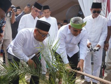 Wakil Gubernur Kepri Nyanyang Haris Pratamura bersama bersama Ketua MPR RI Ahmad Muzani pada peresmian Pondok Pesantren Nur Iman, Pulau Kasu, Belakang Padang, Batam, Minggu (2/8/2026).
