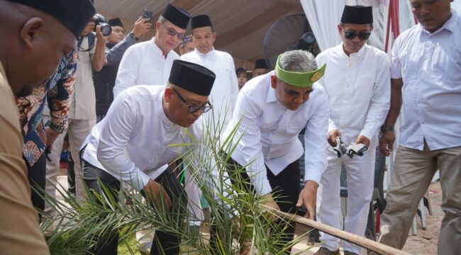 Wakil Gubernur Kepri Nyanyang Haris Pratamura bersama bersama Ketua MPR RI Ahmad Muzani pada peresmian Pondok Pesantren Nur Iman, Pulau Kasu, Belakang Padang, Batam, Minggu (2/8/2026).