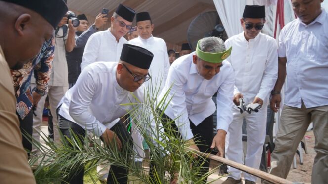 
					Wakil Gubernur Kepri Nyanyang Haris Pratamura bersama bersama Ketua MPR RI Ahmad Muzani pada peresmian Pondok Pesantren Nur Iman, Pulau Kasu, Belakang Padang, Batam, Minggu (2/8/2026).
