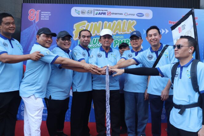 
					Gubernur Kepulauan Riau Ansar Ahmad turut melepas peserta, alumni UNRI wilayah Jabodetabek dan sekitarnya serta Persatuan Masyarakat Riau Jakarta (PMRJ) yang turut meramaikan Fun Walk memperingati HUT ke-81 Kemerdekaan RI di Jakarta, Minggu (30/8/2026). 