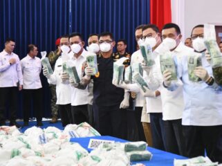 Gubernur Kepulauan Riau (dua dari kiri) saat menghadiri konferensi pers sekaligus pemusnahan barang bukti ketamine seberat 1,3 ton di Gedung Fisabilillah Komando Daerah TNI AL IV, Rabu (12/8/2026)