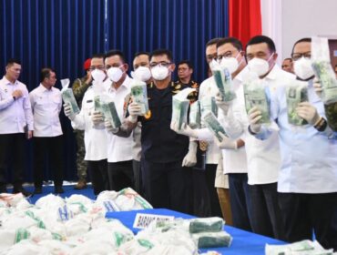 Gubernur Kepulauan Riau (dua dari kiri) saat menghadiri konferensi pers sekaligus pemusnahan barang bukti ketamine seberat 1,3 ton di Gedung Fisabilillah Komando Daerah TNI AL IV, Rabu (12/8/2026)