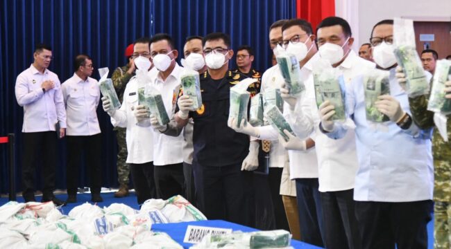 Gubernur Kepulauan Riau (dua dari kiri) saat menghadiri konferensi pers sekaligus pemusnahan barang bukti ketamine seberat 1,3 ton di Gedung Fisabilillah Komando Daerah TNI AL IV, Rabu (12/8/2026)