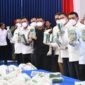 Gubernur Kepulauan Riau (dua dari kiri) saat menghadiri konferensi pers sekaligus pemusnahan barang bukti ketamine seberat 1,3 ton di Gedung Fisabilillah Komando Daerah TNI AL IV, Rabu (12/8/2026)