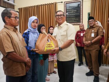 Wakil Gubernur Kepulauan Riau Nyanyang Haris Pratamura menyerahkan paket sembako kepada masyarakat Kota Tanjungpinang, Selasa (4/8/2026). Sebanyak 500 paket diserahkan secara simbolis bertempat di Kantor Camat Tanjungpinang Timur.