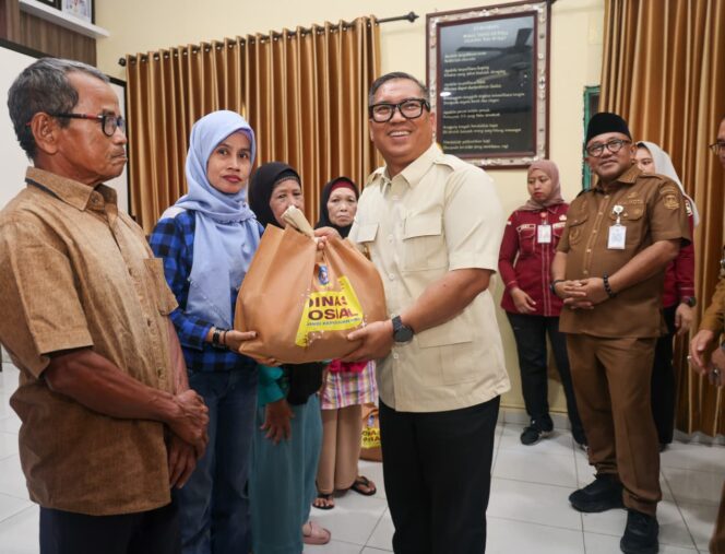 
					Wakil Gubernur Kepulauan Riau Nyanyang Haris Pratamura menyerahkan paket sembako kepada masyarakat Kota Tanjungpinang, Selasa (4/8/2026). Sebanyak 500 paket diserahkan secara simbolis bertempat di Kantor Camat Tanjungpinang Timur.