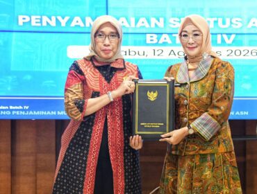 Kepala BPSDM Kepri, Any Lindawaty (kanan) menerima Sertifikat Akreditasi B untuk Pelatihan PKA dan PKP dari Lembaga Administrasi Negara (LAN) RI, Rabu (12/8/2026). (Sumber: LAN RI)