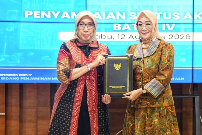 
					Kepala BPSDM Kepri, Any Lindawaty (kanan) menerima Sertifikat Akreditasi B untuk Pelatihan PKA dan PKP dari Lembaga Administrasi Negara (LAN) RI, Rabu (12/8/2026). (Sumber: LAN RI)