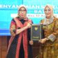 Kepala BPSDM Kepri, Any Lindawaty (kanan) menerima Sertifikat Akreditasi B untuk Pelatihan PKA dan PKP dari Lembaga Administrasi Negara (LAN) RI, Rabu (12/8/2026). (Sumber: LAN RI)