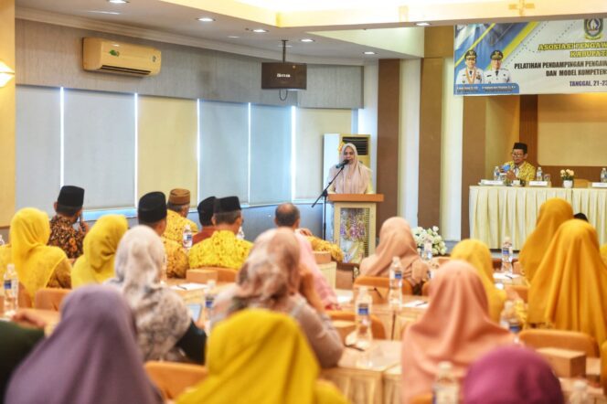 
					Ketua TP PKK Kepri, Dewi Kumalasari Ansar memberikan kata sambutan pada kegiatan Pelatihan Pendamping Pengawasan Sekolah diselenggarakan APSI Bintan, Jumat (21/8/2026). 