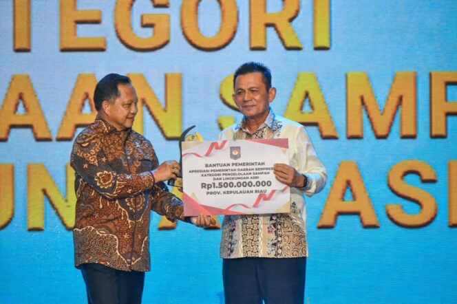 
					ubernur Kepri Ansar Ahmad menerima plakat penghargaan Terbaik II Pengelolaan Sampah dan Lingkungan Asri Regional Sumatera dari Mendagri Muhammad Tito Karnavian di Hotel Radisson Batam, Rabu (12/8/2026).