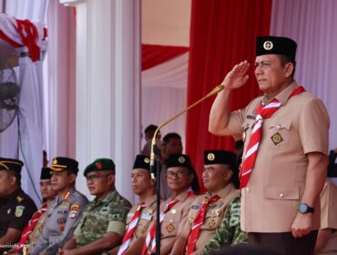 Gubernur Kepulauan Riau sekaligus Ketua Mabida Kwarda Kepri, Ansar Ahmad bertindak selaku inspektur Upacara Peringatan 65 Tahun Hari Pramuka di Gedung Daerah, Tanjungpinang, Jumat (14/8/2026). 