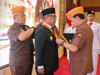 Wakil Gubernur Kepri, Nyanyang Haris Pratamura menerima Anugerah Bintang veteran RI yang disematkan oleh Sekjen DPP Legiun Veteran RI Laksamana Madya TNI (Purn) Djoko Sumaryono pada peringatan Hari Veteran Nasional tingkat Provinsi Kepri di Aula Wan Seri Beni, Dompak, Tanjungpinang. 