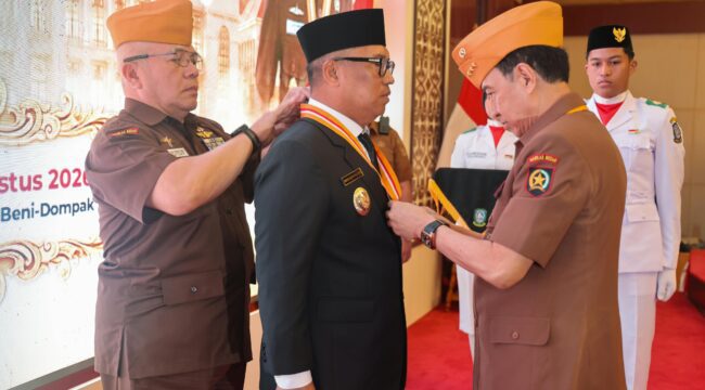 Wakil Gubernur Kepri, Nyanyang Haris Pratamura menerima Anugerah Bintang veteran RI yang disematkan oleh Sekjen DPP Legiun Veteran RI Laksamana Madya TNI (Purn) Djoko Sumaryono pada peringatan Hari Veteran Nasional tingkat Provinsi Kepri di Aula Wan Seri Beni, Dompak, Tanjungpinang. 
