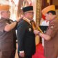 Wakil Gubernur Kepri, Nyanyang Haris Pratamura menerima Anugerah Bintang veteran RI yang disematkan oleh Sekjen DPP Legiun Veteran RI Laksamana Madya TNI (Purn) Djoko Sumaryono pada peringatan Hari Veteran Nasional tingkat Provinsi Kepri di Aula Wan Seri Beni, Dompak, Tanjungpinang. 