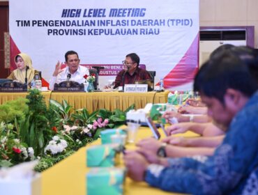 Gubernur Kepulauan Riau Ansar Ahmad didampingi Sekdaprov Misni dan Kepala Perwakilan BI Kepri Rony Widijarto, memipin High Level Meeting (HLM) TPID Provinsi Kepulauan Riau di Balairung Wan Seri Beni, Kantor Gubernur Kepulauan Riau, Dompak, Senin (3/8/2026). 
