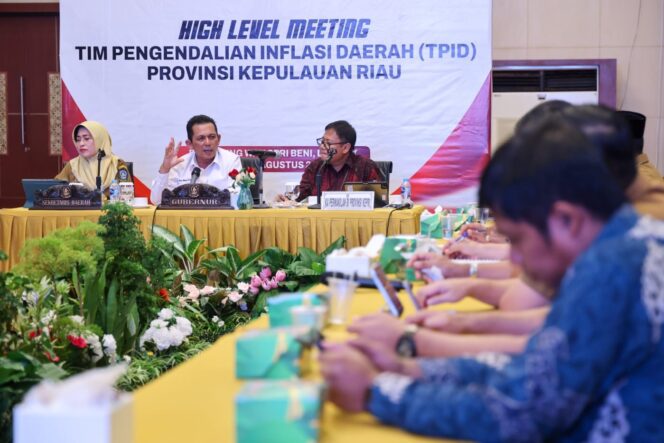 
					Gubernur Kepulauan Riau Ansar Ahmad didampingi Sekdaprov Misni dan Kepala Perwakilan BI Kepri Rony Widijarto, memipin High Level Meeting (HLM) TPID Provinsi Kepulauan Riau di Balairung Wan Seri Beni, Kantor Gubernur Kepulauan Riau, Dompak, Senin (3/8/2026). 