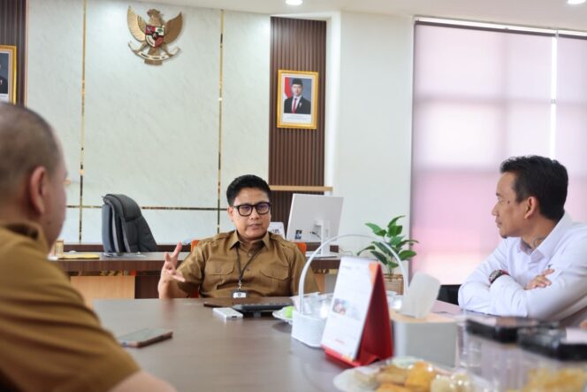 
					Kepala Dinas Kominfo Provinsi Kepri, Hendri Kurniadi dalam pertemuan bersama Tim Pusat data dan Sistem Informasi (PDSI) BP Batam di ruang kerjanya, Kantor Diskominfo Kepri, Dompak, Tanjungpinang, Selasa (18/8/2026).