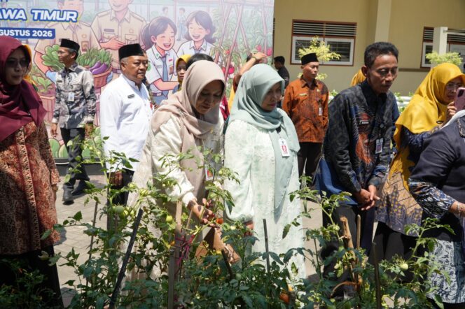 
					Perkuatan Pertahanan Pangan Sekolah, Gubernur Jatim Tinjau Program SIKAP di SMAN 2 Jombang