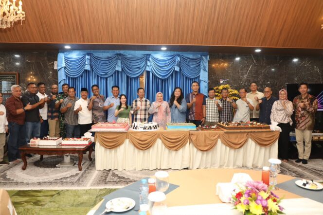 
					Sejumlah pejabat Forkopimda Batam bersama Wali Kota Batam, Amsakar Achmad, usai memberi kejutan di HUT ke-58 di Wisma Batam, Sekupang, Sabtu (1/8/2026). (Dok Humas Diskominfo Batam 