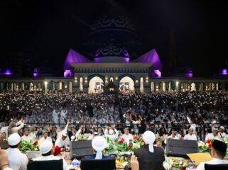 Ribuan jemaah menghadiri Kepri Bersalawat 3 di Masjid Agung Raja Hamidah, Batam Centre, Minggu (2/8/2026) malam. 