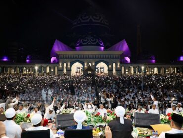 Ribuan jemaah menghadiri Kepri Bersalawat 3 di Masjid Agung Raja Hamidah, Batam Centre, Minggu (2/8/2026) malam. 