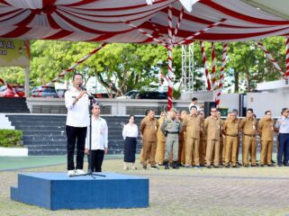 Wali Kota Batam, Amsakar Achmad, memimpin apel gabungan Pemko Batam di Dataran Engku Putri, Batamcentre, Senin (3/8/2026). 