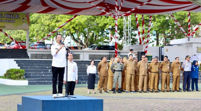 Wali Kota Batam, Amsakar Achmad, memimpin apel gabungan Pemko Batam di Dataran Engku Putri, Batamcentre, Senin (3/8/2026). 