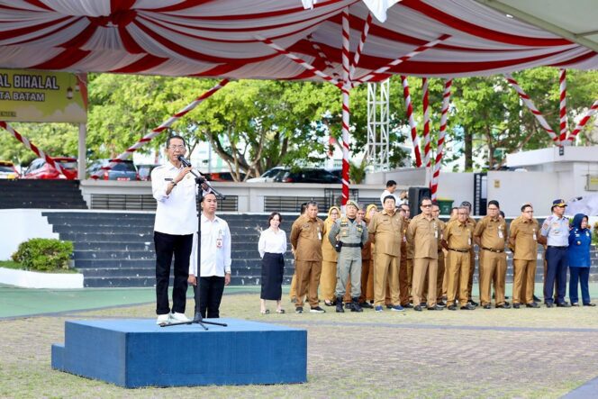 
					Wali Kota Batam, Amsakar Achmad, memimpin apel gabungan Pemko Batam di Dataran Engku Putri, Batamcentre, Senin (3/8/2026). 