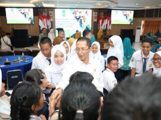 Sejumlah siswa menyalami Wali Kota Batam, Amsakar Achmad, di Kantor Wali Kota Batam, Senin (3/8/2026). 