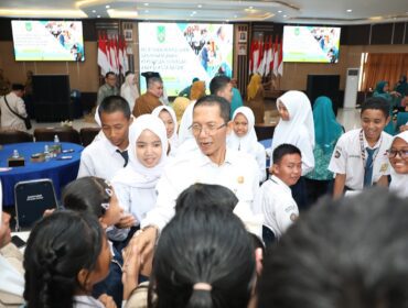 Sejumlah siswa menyalami Wali Kota Batam, Amsakar Achmad, di Kantor Wali Kota Batam, Senin (3/8/2026). 