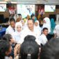 Sejumlah siswa menyalami Wali Kota Batam, Amsakar Achmad, di Kantor Wali Kota Batam, Senin (3/8/2026). 
