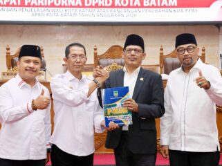 Wali Kota Batam, Amsakar Achmad, menyerahkan Rancangan Perubahan KUA-PPAS kepada pimpinan DPRD Batam saat Sidang Paripurna di Kantor DPRD Batam, Senin (3/8/2026). 