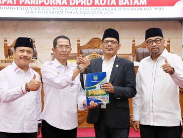 Wali Kota Batam, Amsakar Achmad, menyerahkan Rancangan Perubahan KUA-PPAS kepada pimpinan DPRD Batam saat Sidang Paripurna di Kantor DPRD Batam, Senin (3/8/2026). 
