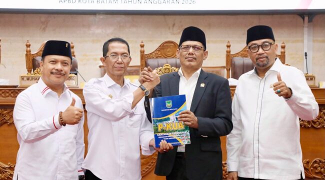 Wali Kota Batam, Amsakar Achmad, menyerahkan Rancangan Perubahan KUA-PPAS kepada pimpinan DPRD Batam saat Sidang Paripurna di Kantor DPRD Batam, Senin (3/8/2026). 
