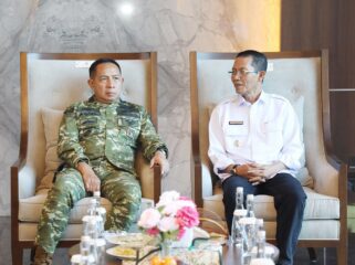 Wali Kota Batam, Amsakar Achmad, berbincang dengan Panglima TNI, Jenderal Agus Subiyanto, di Bandara Internasional Hang Nadim Batam, Senin (4/8/2026). 