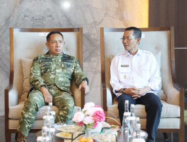 Wali Kota Batam, Amsakar Achmad, berbincang dengan Panglima TNI, Jenderal Agus Subiyanto, di Bandara Internasional Hang Nadim Batam, Senin (4/8/2026). 