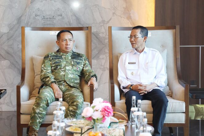 
					Wali Kota Batam, Amsakar Achmad, berbincang dengan Panglima TNI, Jenderal Agus Subiyanto, di Bandara Internasional Hang Nadim Batam, Senin (4/8/2026). 