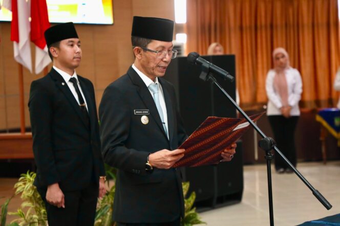 
					Wali Kota Batam, Amsakar Achmad, melantik sejumlah pejabat di lingkungan Pemko Batam di Kantor Wali Kota Batam, Rabu (5/8/2026). 