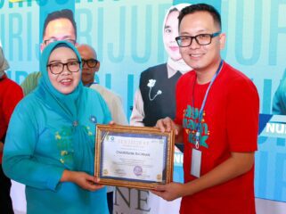 Ketua TP-PKK Batam, Erlita Amsakar, menyerahkan piagam penghargaan kepada juri Lomba Masak Serba Ikan Tingkat Kota Batam Tahun 2026 di One Batam Mall, Rabu (5/8/2026). 