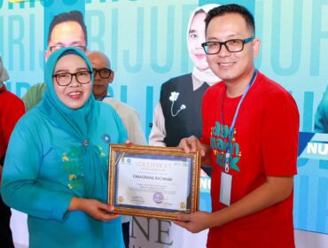 Ketua TP-PKK Batam, Erlita Amsakar, menyerahkan piagam penghargaan kepada juri Lomba Masak Serba Ikan Tingkat Kota Batam Tahun 2026 di One Batam Mall, Rabu (5/8/2026). 