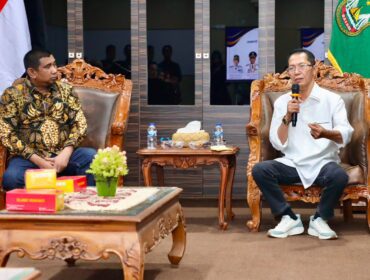 Wali Kota Batam, Amsakar Achmad, memaparkan sejumlah capaian Batam saat menerima kunjungan Komisi I DPRD Kota Dumai di Kantor Wali Kota Batam, Kamis (6/8/2026). 