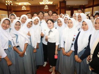 Wali Kota Batam, Amsakar Achmad dan Wakil Wali Kota Batam, Li Claudia Chandra, bersama sejumlah pelajar saat sosialisasi beasiswa perguruan tinggi, belum lama ini.