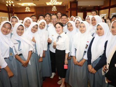 Wali Kota Batam, Amsakar Achmad dan Wakil Wali Kota Batam, Li Claudia Chandra, bersama sejumlah pelajar saat sosialisasi beasiswa perguruan tinggi, belum lama ini.